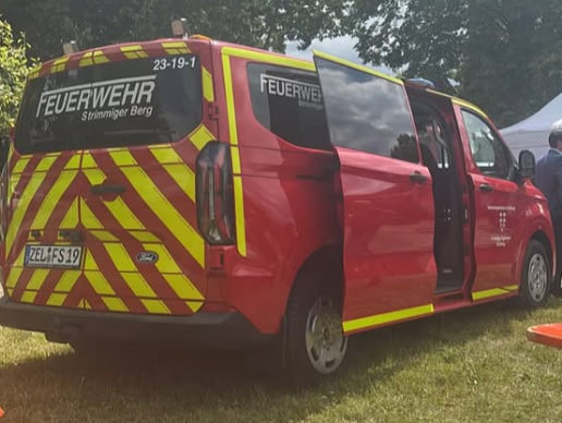 Mannschaftstransportbus der Feuerwehr Strimmig in Seitenansicht
