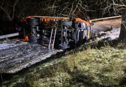 01/26 Streufahrzeug liegt auf Seite, Fahrer eingeschlossen